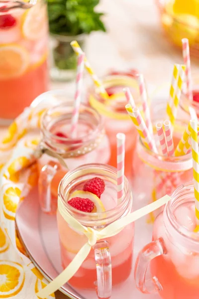 Frambuazlı limonata taze limon ve mason kavanoz içme içinde ahududu ile süslenmiş.