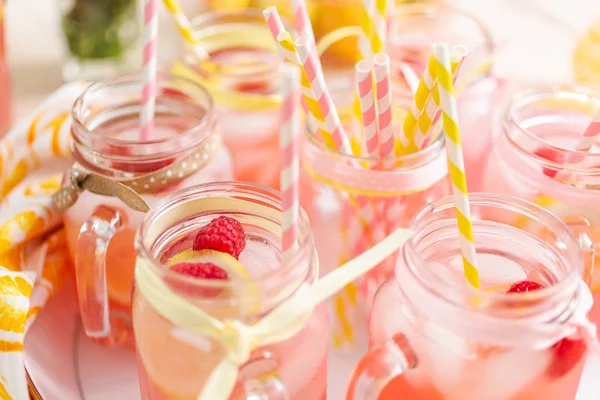 Frambuazlı limonata taze limon ve mason kavanoz içme içinde ahududu ile süslenmiş.