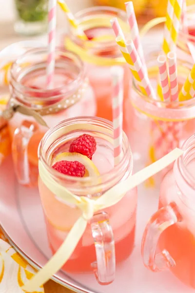 Frambuazlı limonata taze limon ve mason kavanoz içme içinde ahududu ile süslenmiş.