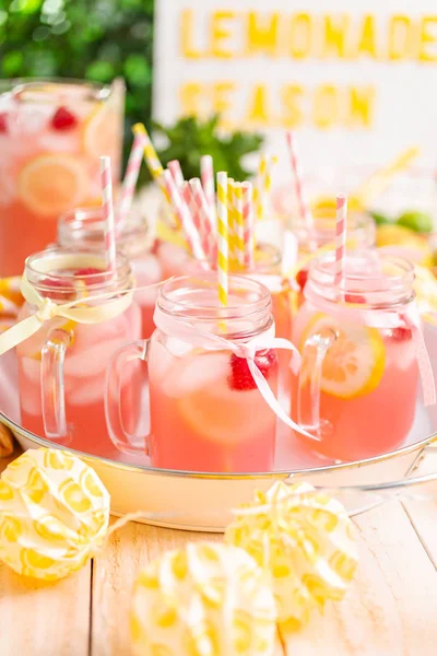 Frambuazlı limonata taze limon ve mason kavanoz içme içinde ahududu ile süslenmiş.