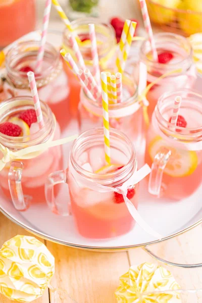 Frambuazlı limonata taze limon ve mason kavanoz içme içinde ahududu ile süslenmiş.