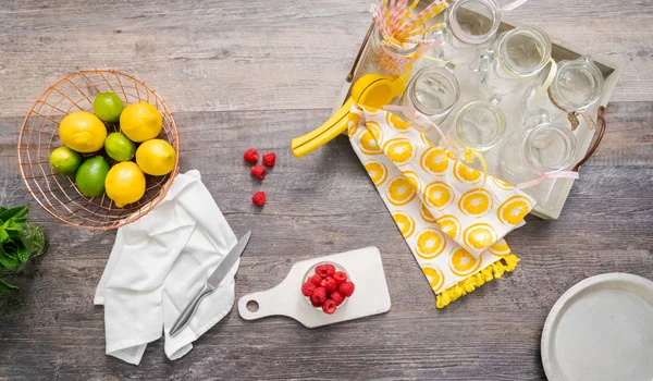 Frambuazlı limonata taze limon ve mason kavanoz içme içinde ahududu ile süslenmiş.