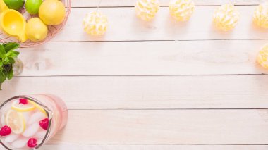 Adım adım. Taze limon ve mason kavanoz içme içinde ahududu ile hazırlama frambuazlı limonata.