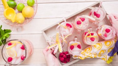 Adım adım. Taze limon ve mason kavanoz içme içinde ahududu ile hazırlama frambuazlı limonata.