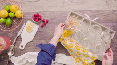 Adım adım. Taze limon ve mason kavanoz içme içinde ahududu ile hazırlama frambuazlı limonata.