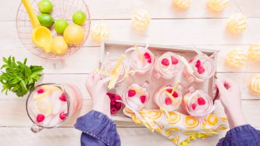 Adım adım. Taze limon ve mason kavanoz içme içinde ahududu ile hazırlama frambuazlı limonata.