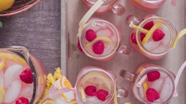 Adım adım. Taze limon ve mason kavanoz içme içinde ahududu ile hazırlama frambuazlı limonata.