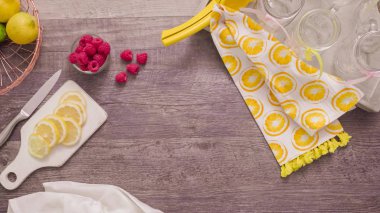 Adım adım. Taze limon ve mason kavanoz içme içinde ahududu ile hazırlama frambuazlı limonata.