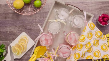 Adım adım. Taze limon ve mason kavanoz içme içinde ahududu ile hazırlama frambuazlı limonata.