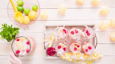 Adım adım. Taze limon ve mason kavanoz içme içinde ahududu ile hazırlama frambuazlı limonata.