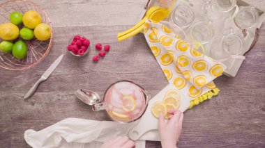 Adım adım. Taze limon ve mason kavanoz içme içinde ahududu ile hazırlama frambuazlı limonata.