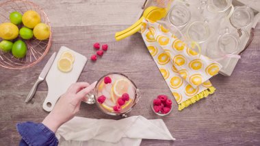 Adım adım. Taze limon ve mason kavanoz içme içinde ahududu ile hazırlama frambuazlı limonata.