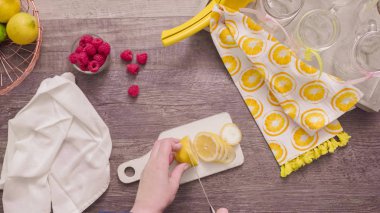 Adım adım. Taze limon ve mason kavanoz içme içinde ahududu ile hazırlama frambuazlı limonata.