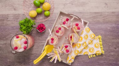 Adım adım. Taze limon ve mason kavanoz içme içinde ahududu ile hazırlama frambuazlı limonata.