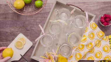 Adım adım. Taze limon ve mason kavanoz içme içinde ahududu ile hazırlama frambuazlı limonata.