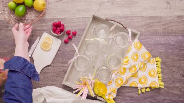 Adım adım. Taze limon ve mason kavanoz içme içinde ahududu ile hazırlama frambuazlı limonata.