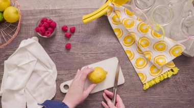 Adım adım. Taze limon ve mason kavanoz içme içinde ahududu ile hazırlama frambuazlı limonata.