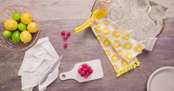 Adım adım. Taze limon ve mason kavanoz içme içinde ahududu ile hazırlama frambuazlı limonata.