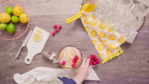 一歩一歩 新鮮なレモンとラズベリーで石工の Jar ファイルを飲んで準備ラズベリー レモネード — ストック写真