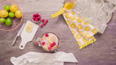 Adım adım. Taze limon ve mason kavanoz içme içinde ahududu ile hazırlama frambuazlı limonata.