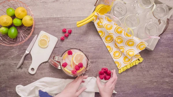 Paso Paso Preparación Limonada Frambuesa Con Limones Frescos Frambuesas Frascos — Foto de Stock