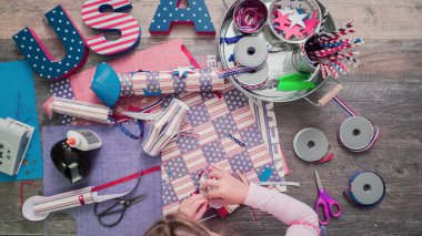 Anne ve kızı kağıt havai fişek yapma ileri geri 4 Temmuz kutlamaları.