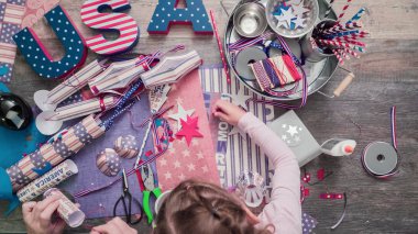 Anne ve kızı kağıt havai fişek yapma ileri geri 4 Temmuz kutlamaları.