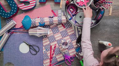 Anne ve kızı kağıt havai fişek yapma ileri geri 4 Temmuz kutlamaları.