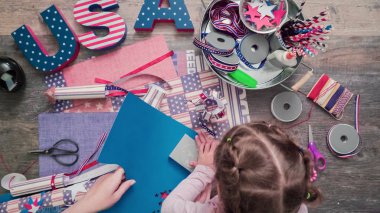 Anne ve kızı kağıt havai fişek yapma ileri geri 4 Temmuz kutlamaları.