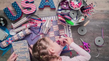 Anne ve kızı kağıt havai fişek yapma ileri geri 4 Temmuz kutlamaları.