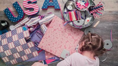 Anne ve kızı kağıt havai fişek yapma ileri geri 4 Temmuz kutlamaları.