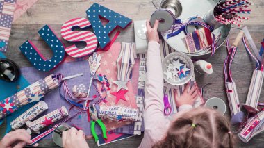 Anne ve kızı kağıt havai fişek yapma ileri geri 4 Temmuz kutlamaları.