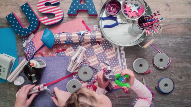 Anne ve kızı kağıt havai fişek yapma ileri geri 4 Temmuz kutlamaları.