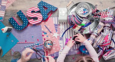 Anne ve kızı kağıt havai fişek yapma ileri geri 4 Temmuz kutlamaları.