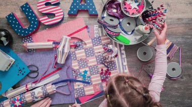 Anne ve kızı kağıt havai fişek yapma ileri geri 4 Temmuz kutlamaları.