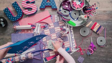 Anne ve kızı kağıt havai fişek yapma ileri geri 4 Temmuz kutlamaları.