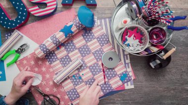 Anne ve kızı kağıt havai fişek yapma ileri geri 4 Temmuz kutlamaları.