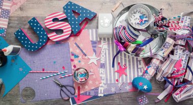 Anne ve kızı kağıt havai fişek yapma ileri geri 4 Temmuz kutlamaları.