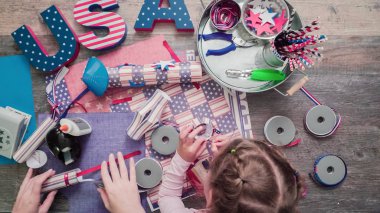 Anne ve kızı kağıt havai fişek yapma ileri geri 4 Temmuz kutlamaları.