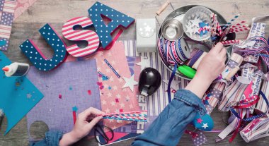 Anne ve kızı kağıt havai fişek yapma ileri geri 4 Temmuz kutlamaları.