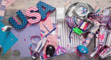 Anne ve kızı kağıt havai fişek yapma ileri geri 4 Temmuz kutlamaları.