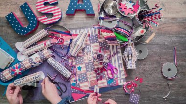 Anne ve kızı kağıt havai fişek yapma ileri geri 4 Temmuz kutlamaları.