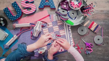 Anne ve kızı kağıt havai fişek yapma ileri geri 4 Temmuz kutlamaları.