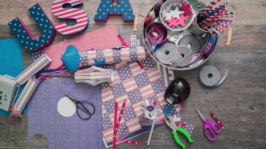 Anne ve kızı kağıt havai fişek yapma ileri geri 4 Temmuz kutlamaları.