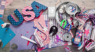 Anne ve kızı kağıt havai fişek yapma ileri geri 4 Temmuz kutlamaları.