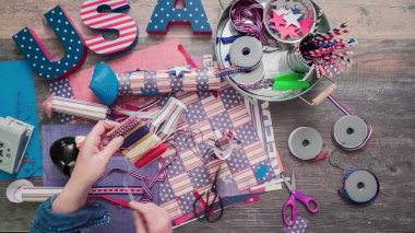 Anne ve kızı kağıt havai fişek yapma ileri geri 4 Temmuz kutlamaları.