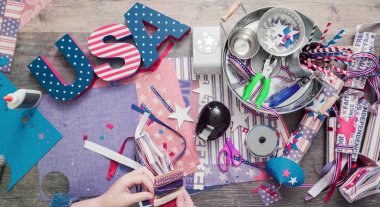 Anne ve kızı kağıt havai fişek yapma ileri geri 4 Temmuz kutlamaları.