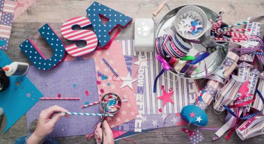 Anne ve kızı kağıt havai fişek yapma ileri geri 4 Temmuz kutlamaları.