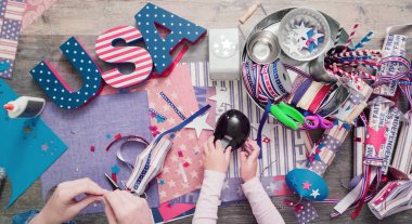 Anne ve kızı kağıt havai fişek yapma ileri geri 4 Temmuz kutlamaları.