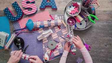 Anne ve kızı kağıt havai fişek yapma ileri geri 4 Temmuz kutlamaları.